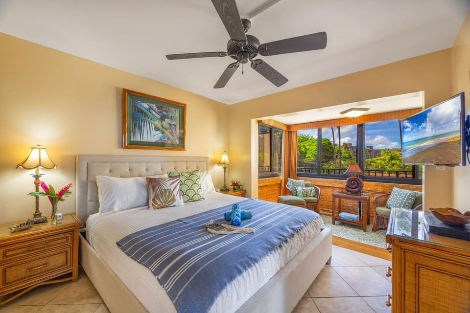 End-Unit Oceanfront Relaxation Large Lanai Views Sunsets House in Kahana