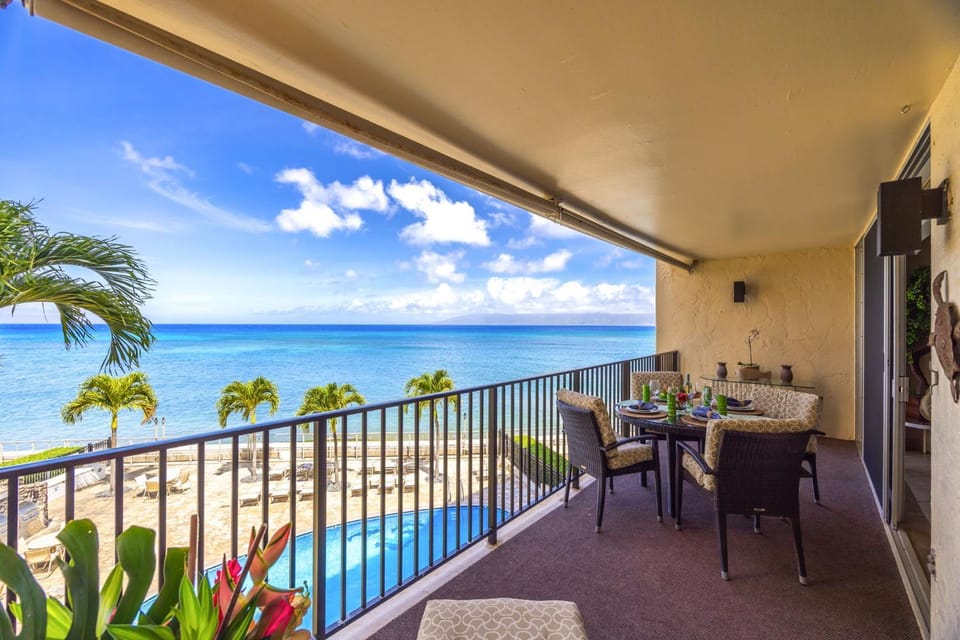 End-Unit Oceanfront Relaxation Large Lanai Views Sunsets House in Kahana