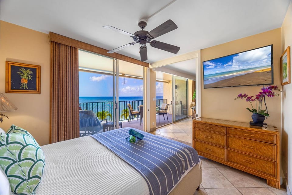 End-Unit Oceanfront Relaxation Large Lanai Views Sunsets House in Kahana