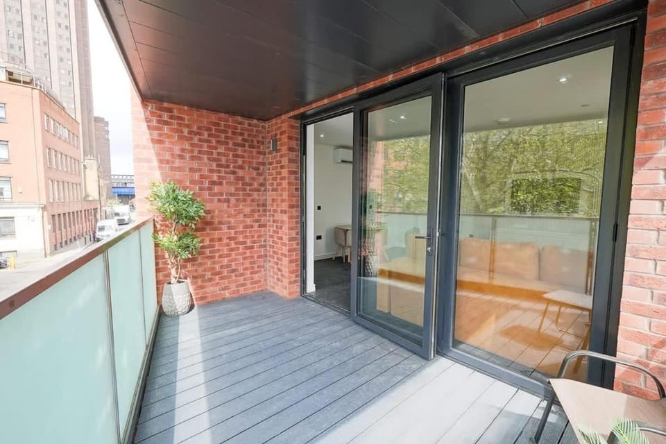 2nd Floor, Brand New 2 Bed 2 Bath, With Balcony, Sleeps up to 6, Central London Apartment in City of Westminster
