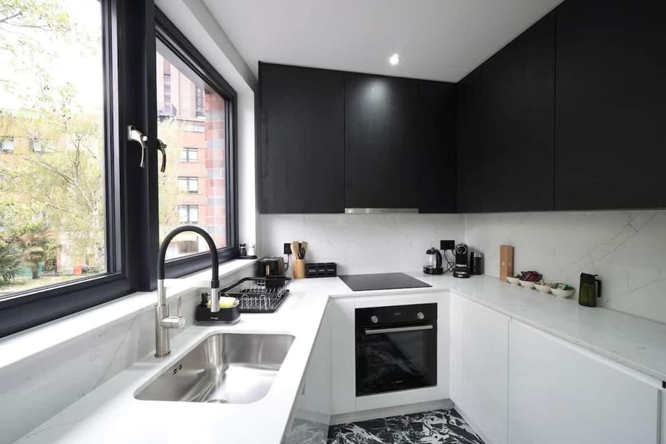 2nd Floor, Brand New 2 Bed 2 Bath, With Balcony, Sleeps up to 6, Central London Apartment in City of Westminster