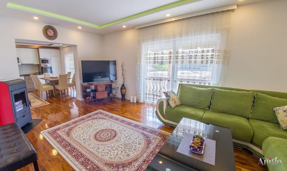 TV and multimedia, Kitchen or kitchenette, Living room, Seating area, Dining area