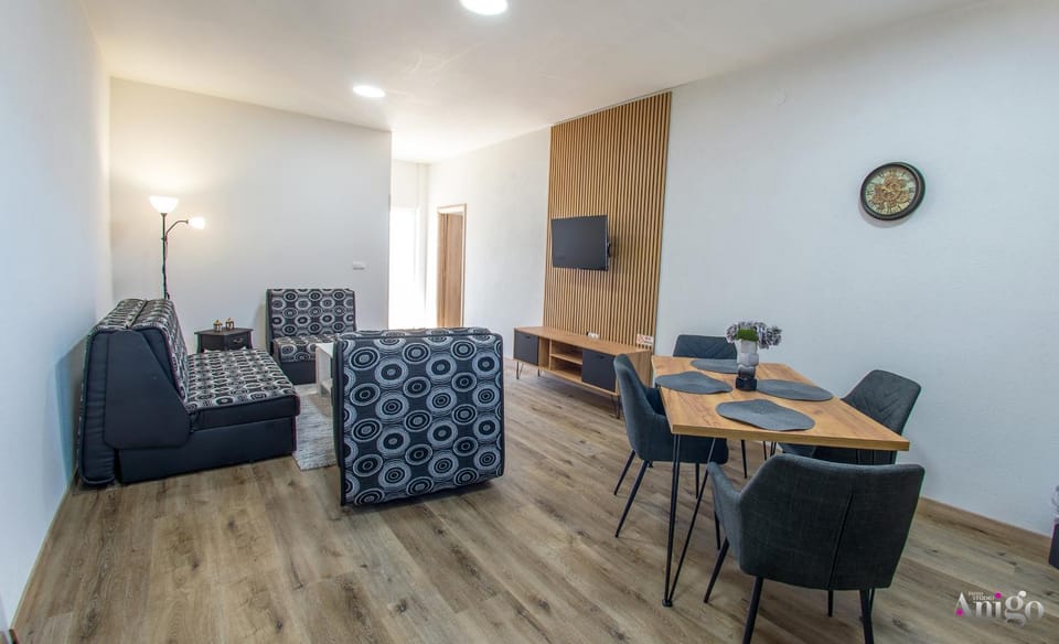 TV and multimedia, Living room, Seating area, Dining area