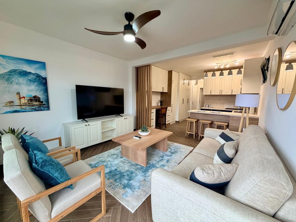 TV and multimedia, Kitchen or kitchenette, Living room, Seating area, Dining area