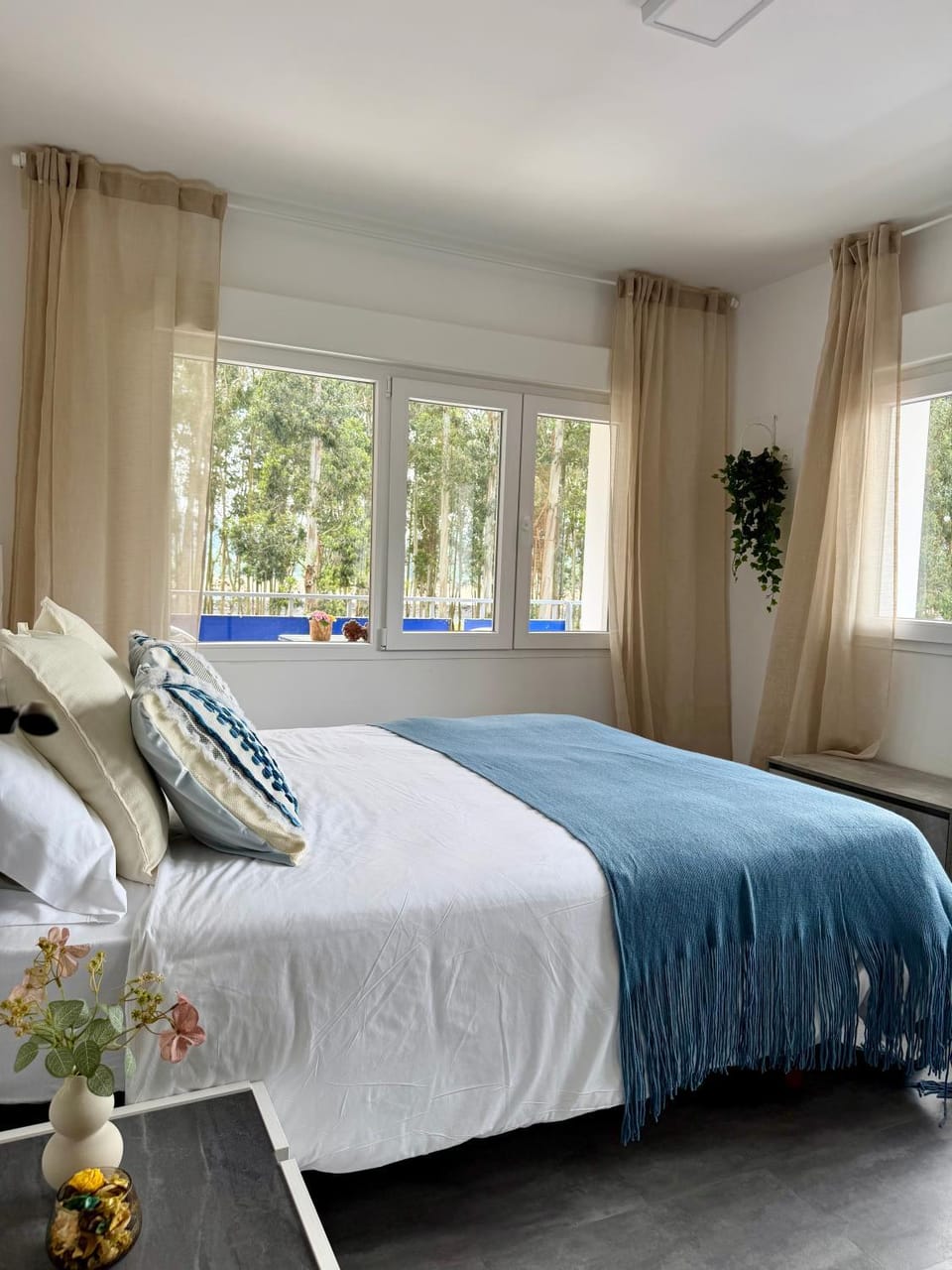 Bed, River view, Sea view
