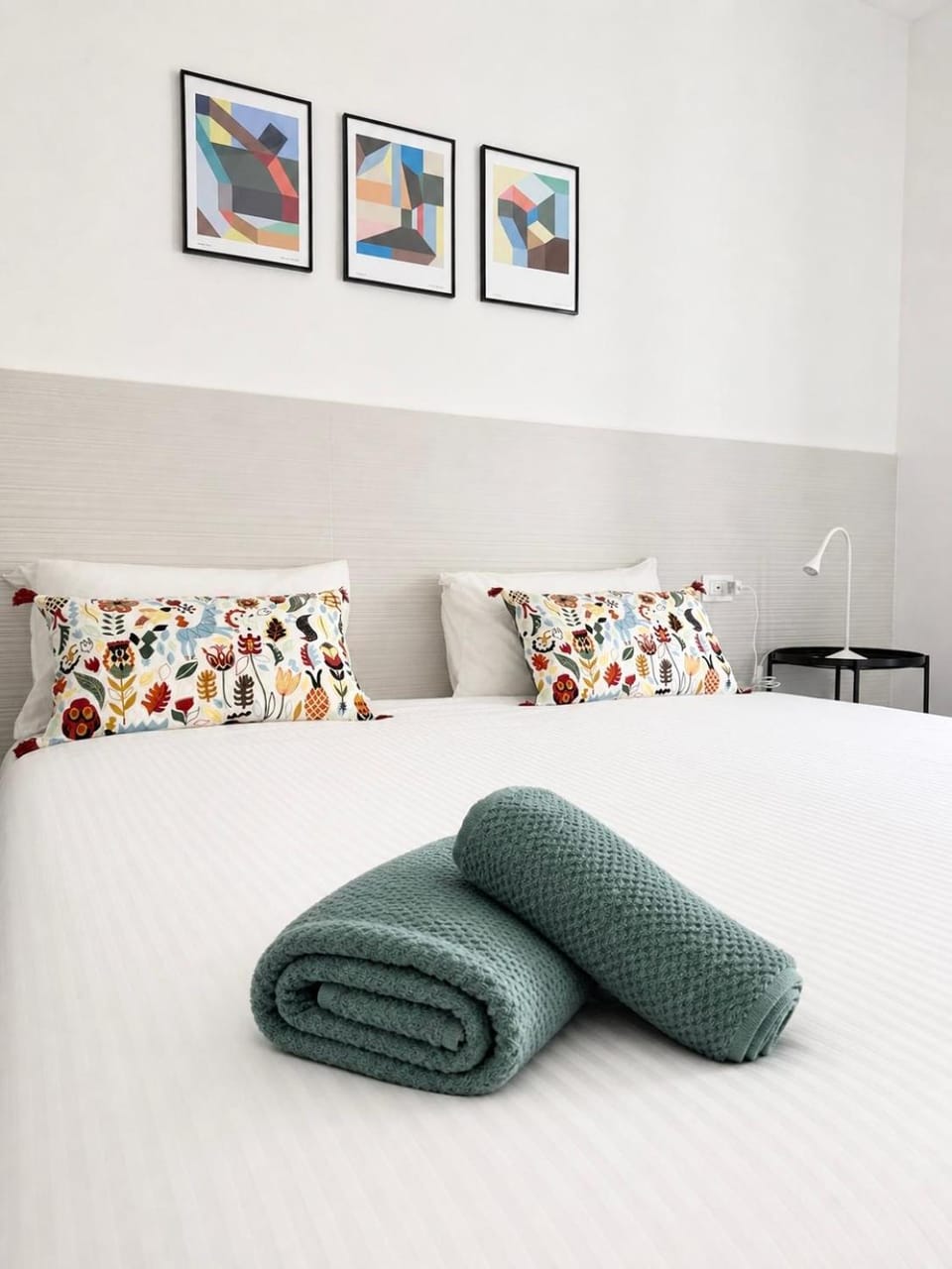 Bed, Bedroom, towels
