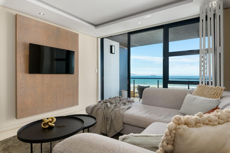 Spacious Seaside Retreat with Stunning Views Apartment in Cape Town