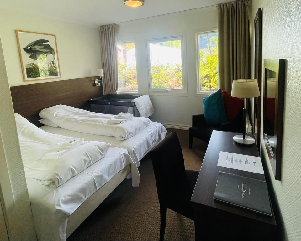 Photo of the whole room, Bedroom, Family
