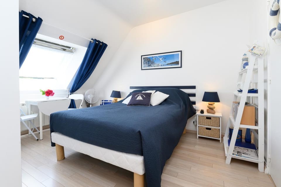 Property building, Living room, Bedroom