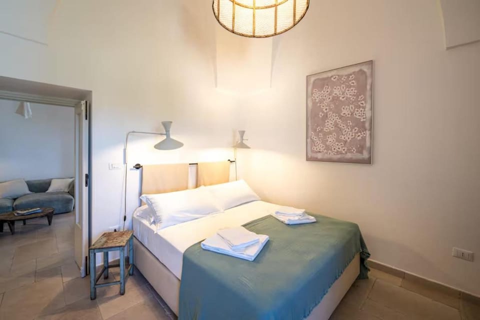 Photo of the whole room, Bedroom, towels