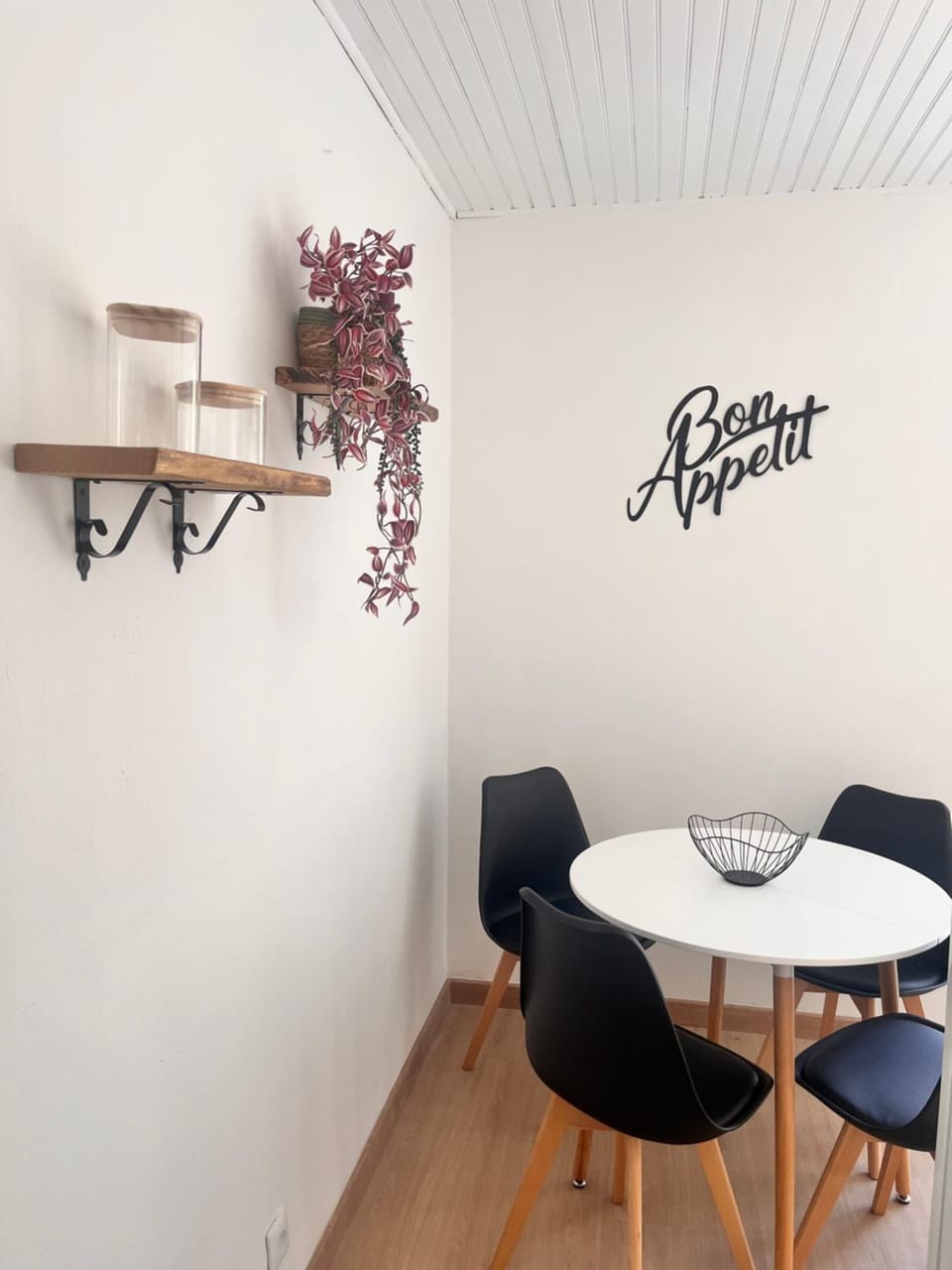 Dining area, kitchen