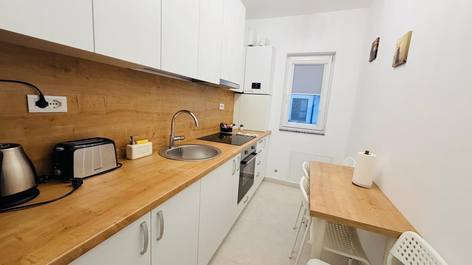 Coffee/tea facilities, Kitchen or kitchenette, Dining area, stove, toaster