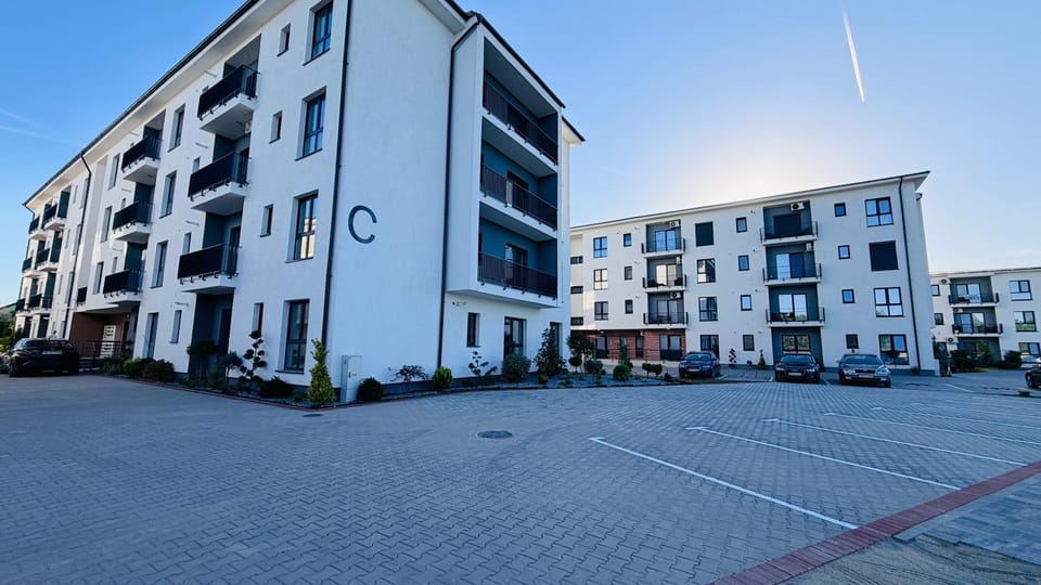 Property building, Day, Neighbourhood, Street view, Location, Parking