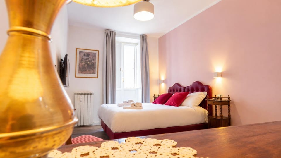 Bed, TV and multimedia, Living room, Photo of the whole room, Seating area, Bedroom