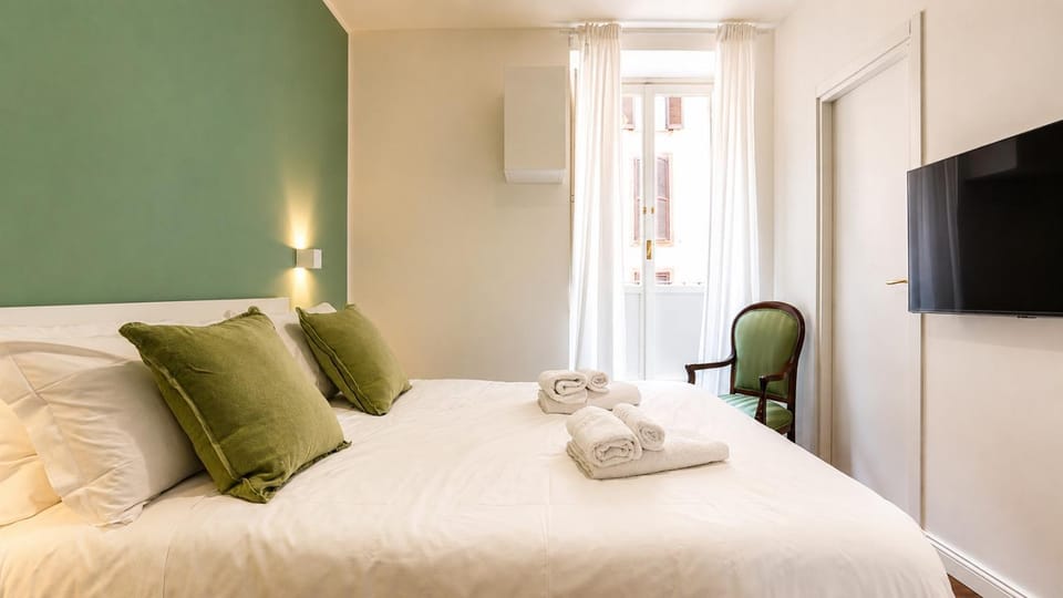 Bed, TV and multimedia, Photo of the whole room, Bedroom, towels