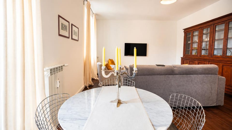 Bed, TV and multimedia, Living room, Photo of the whole room, Seating area, Bedroom, internet