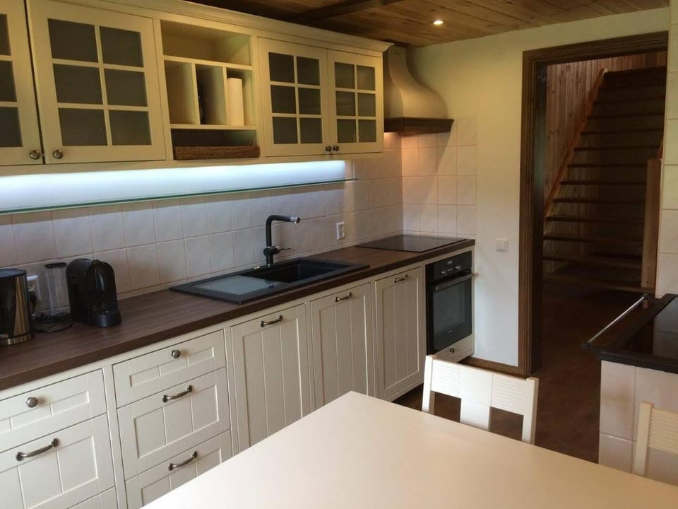 Coffee/tea facilities, Kitchen or kitchenette, stove