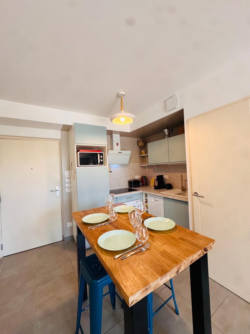 Kitchen or kitchenette, Dining area, stove