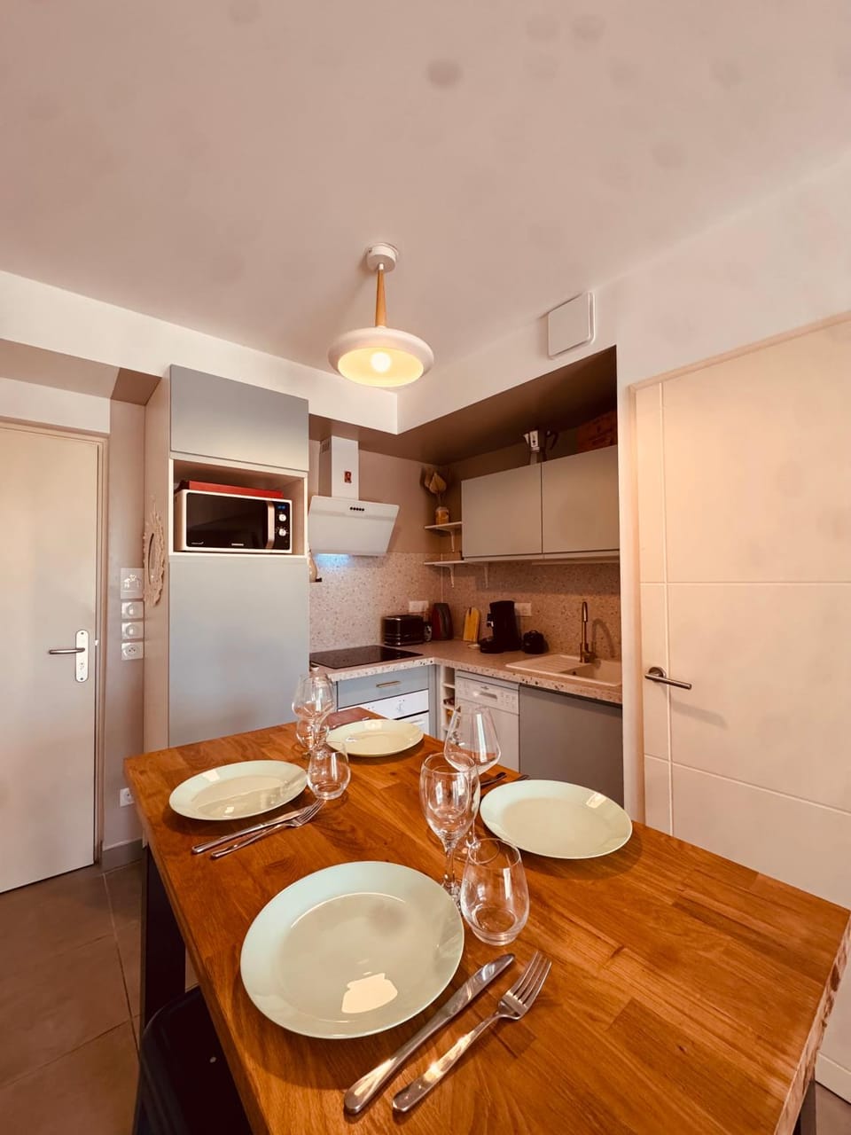 Kitchen or kitchenette, Dining area, stove