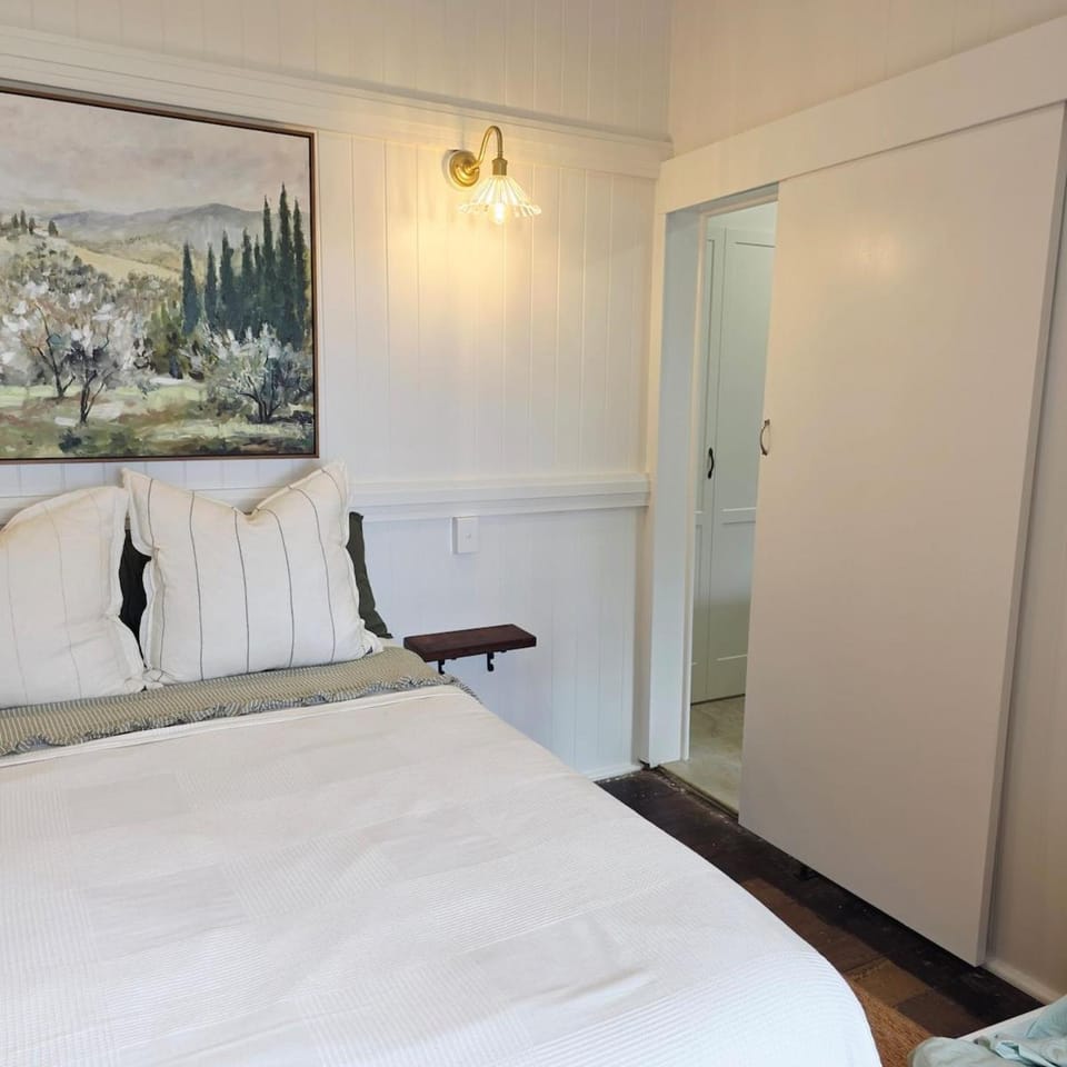 Lady Mary Cottage - Views, Deck & Walk to Town House in Gympie