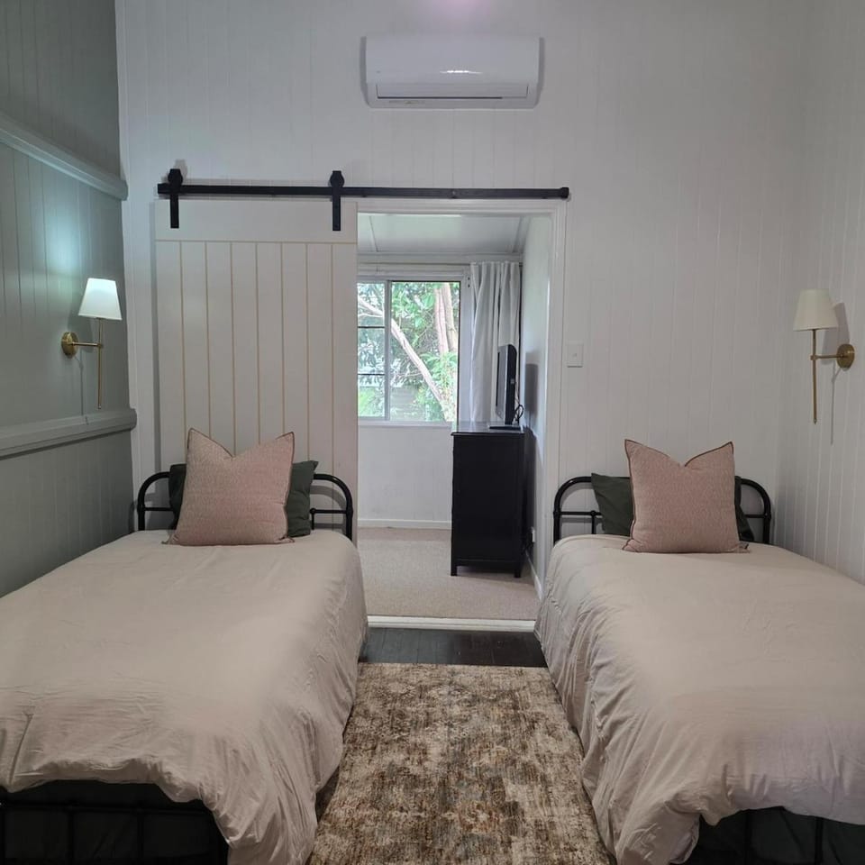 Lady Mary Cottage - Views, Deck & Walk to Town House in Gympie