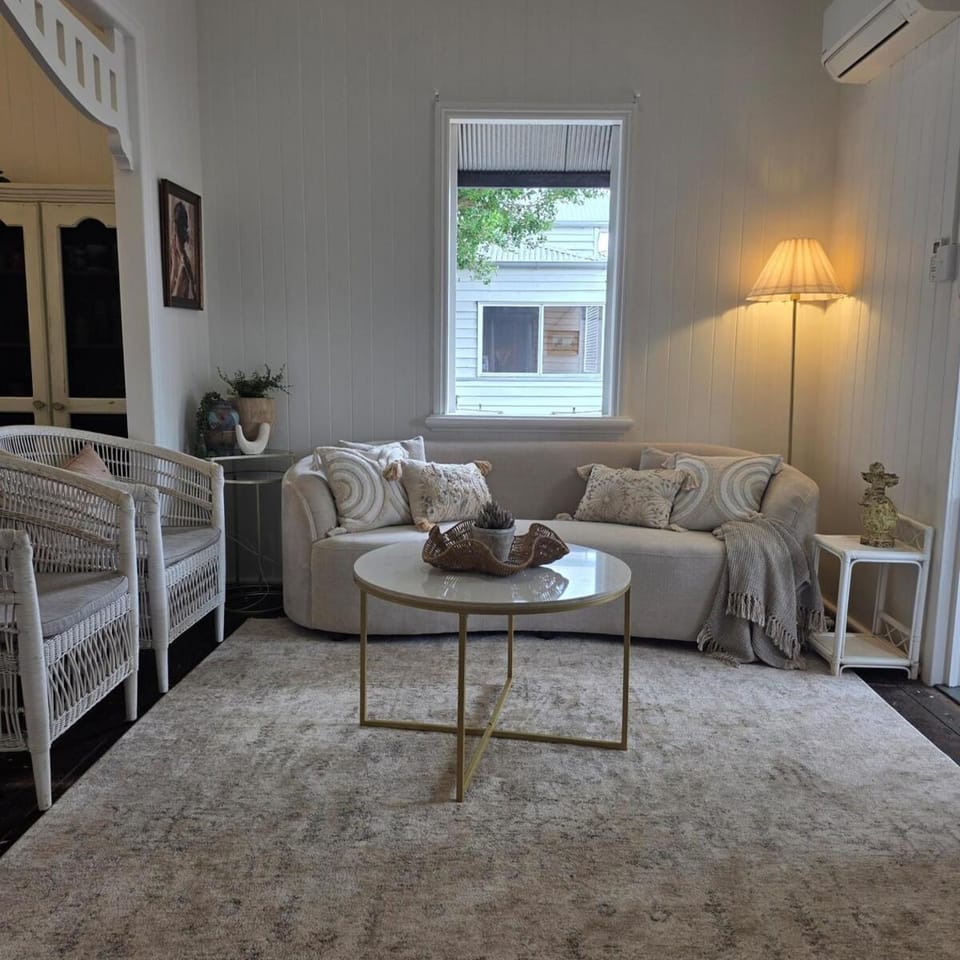 Lady Mary Cottage - Views, Deck & Walk to Town House in Gympie