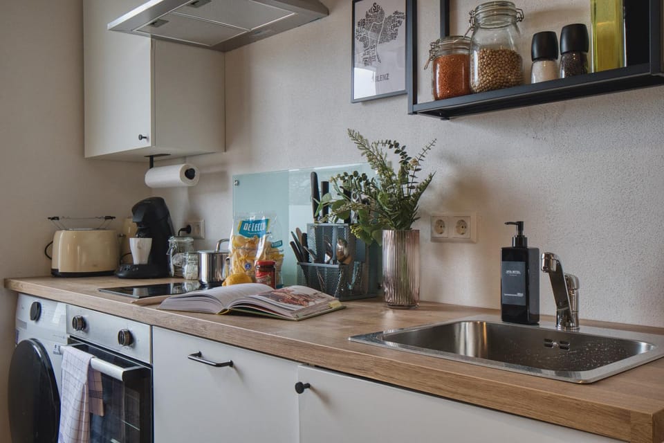 Coffee/tea facilities, Kitchen or kitchenette, dishwasher, oven