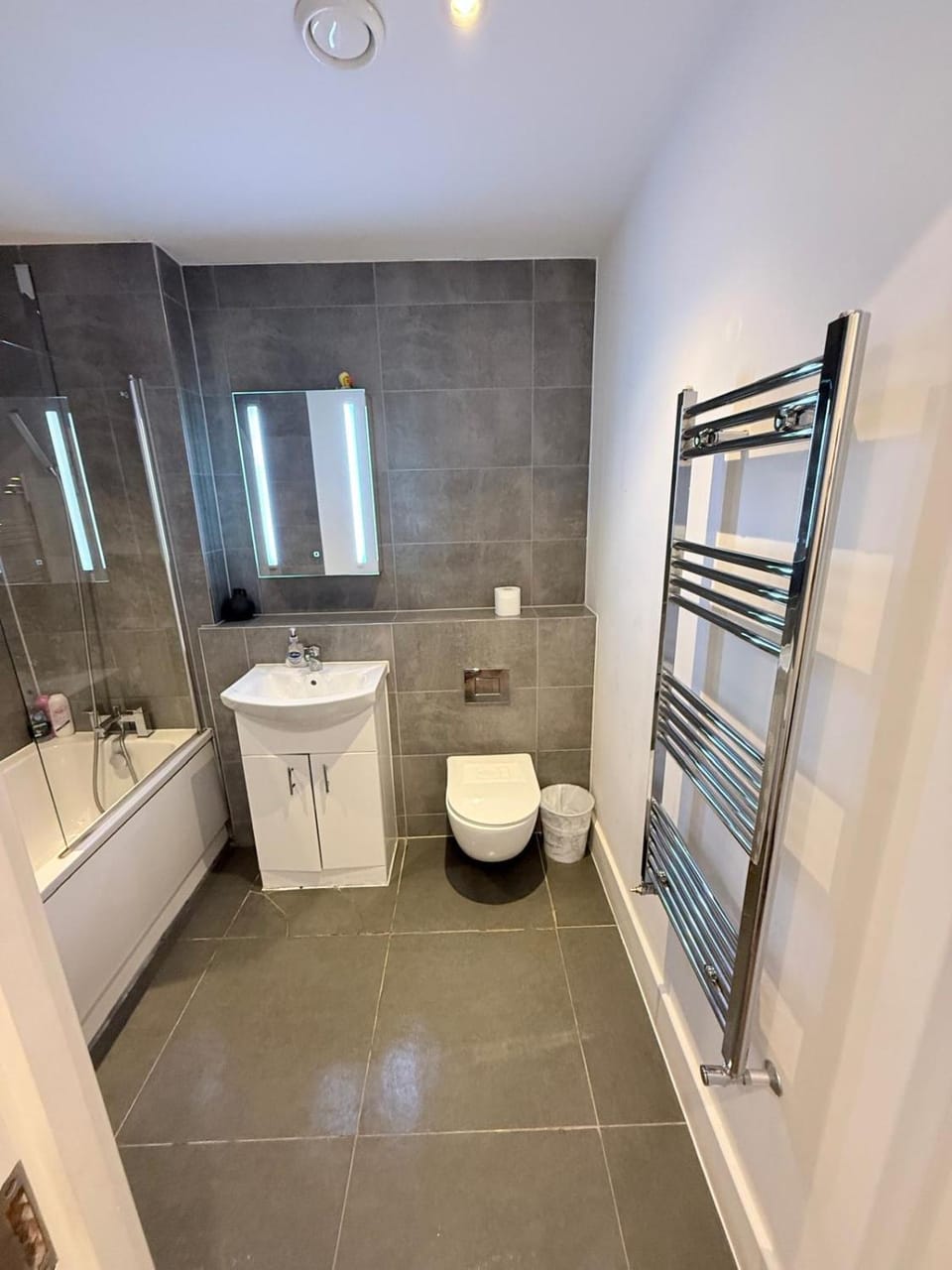 Flat F Sleep 8 on Wandsworth Road Apartment in London