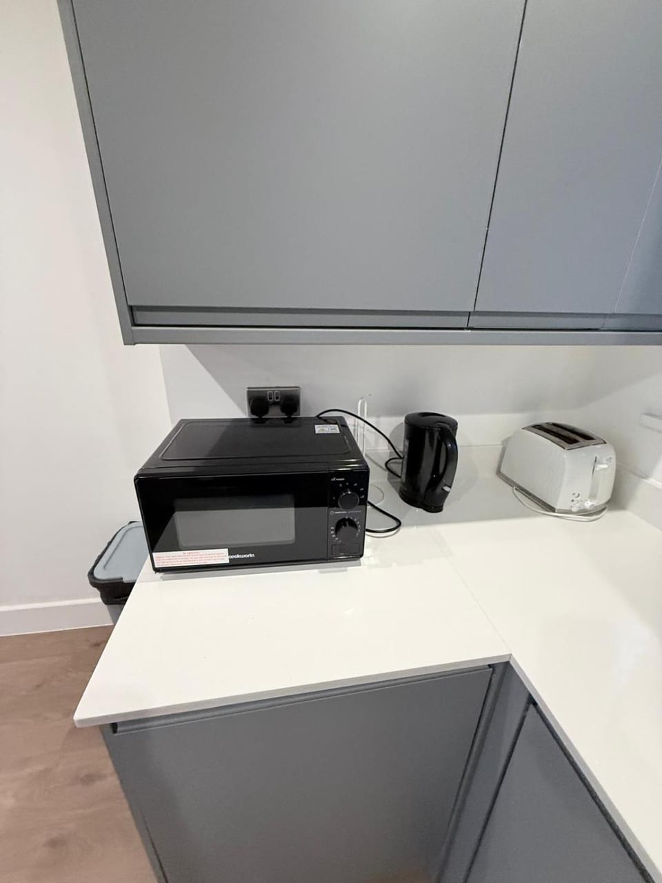 Flat F Sleep 8 on Wandsworth Road Apartment in London