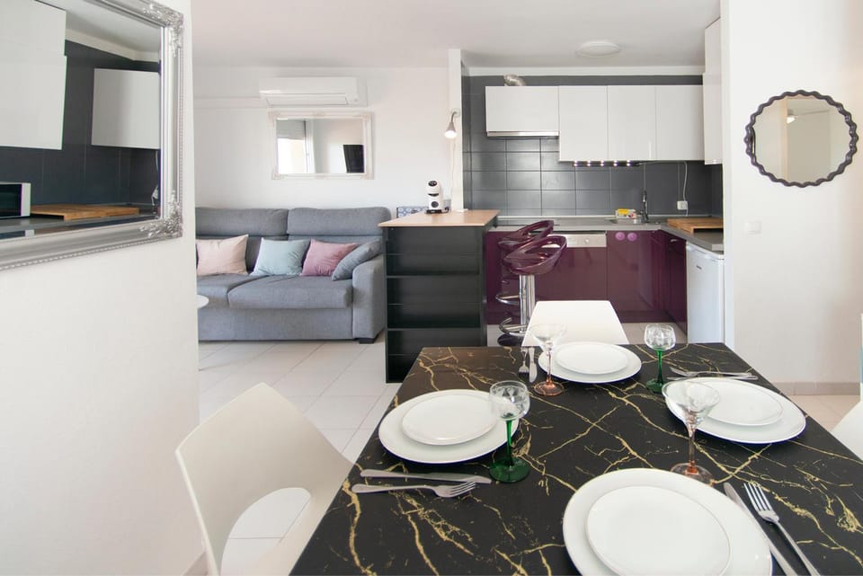 Photo of the whole room, Dining area
