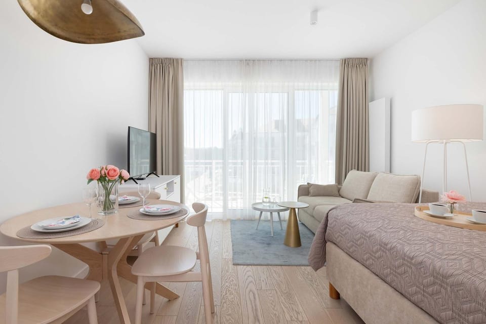 Bed, TV and multimedia, Living room, Photo of the whole room, Seating area, Dining area, Bedroom