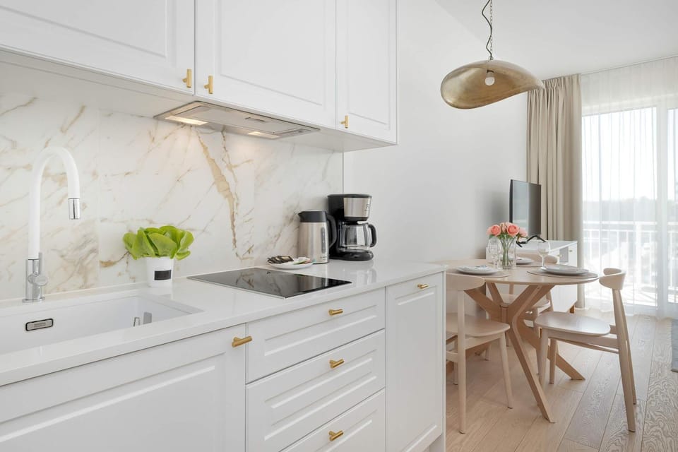 Coffee/tea facilities, Kitchen or kitchenette, Dining area, stove