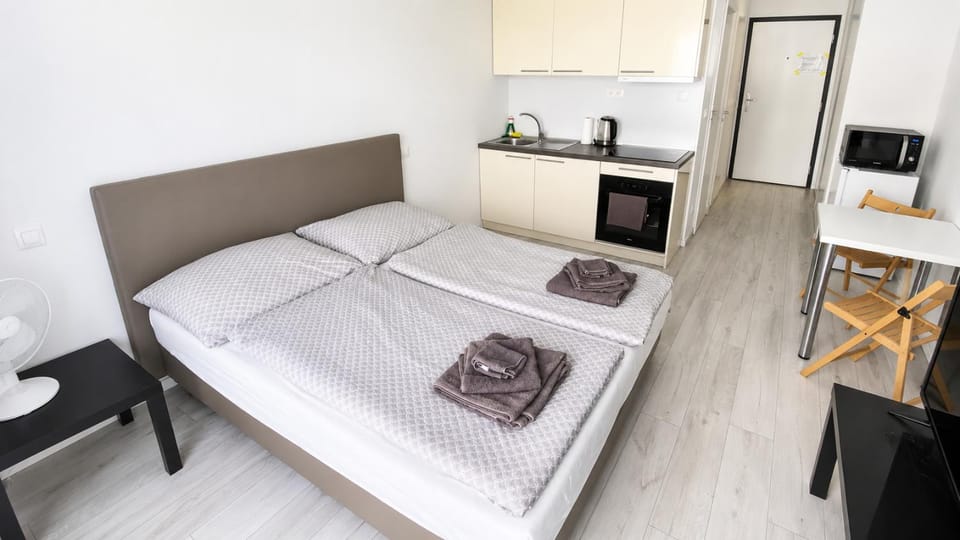Coffee/tea facilities, Kitchen or kitchenette, Dining area, Bedroom, towels