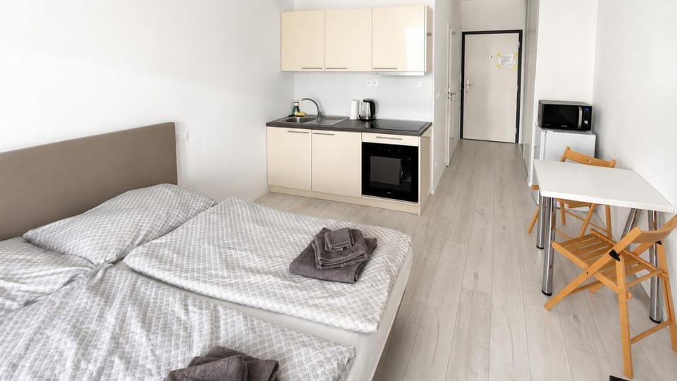 Bed, Coffee/tea facilities, Kitchen or kitchenette, Photo of the whole room, Seating area, Dining area, microwave, oven