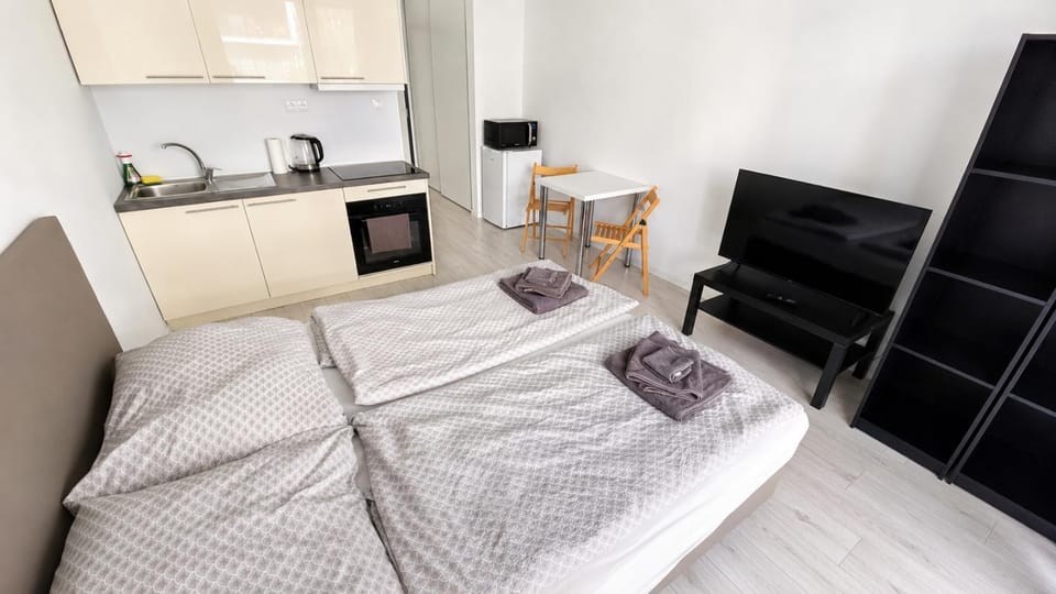 TV and multimedia, Coffee/tea facilities, Kitchen or kitchenette, Dining area, Bedroom