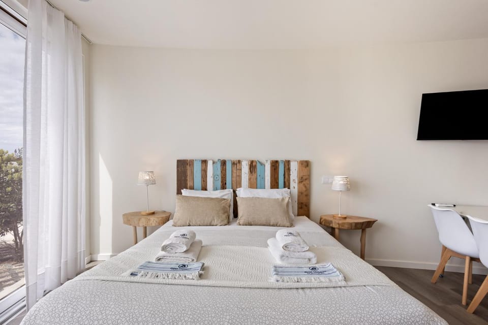 Bed, TV and multimedia, Photo of the whole room, Bedroom, towels