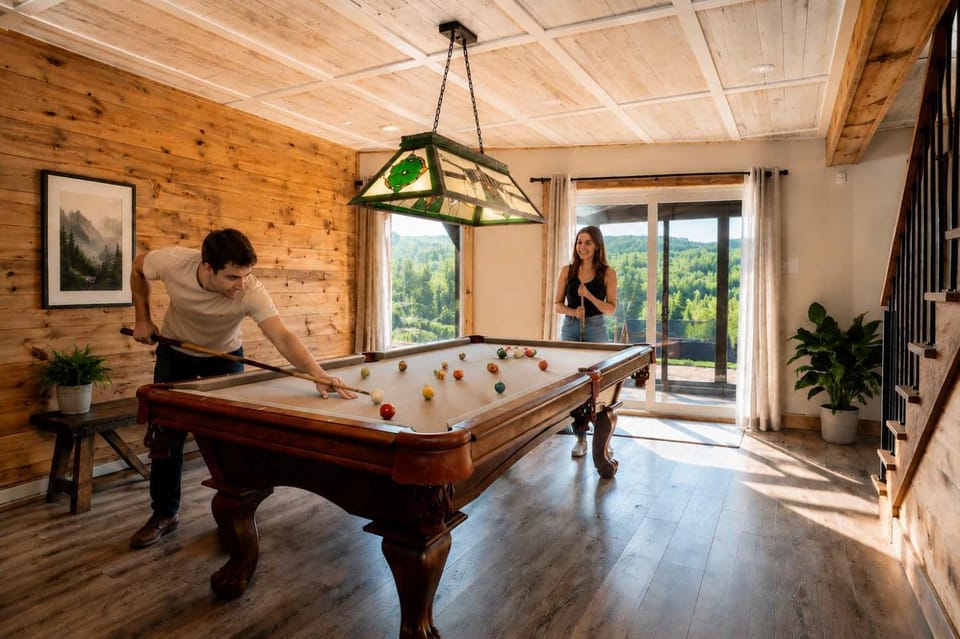 Spa Pool Table & Nature - Les Bons Vivants Chalet in Quebec