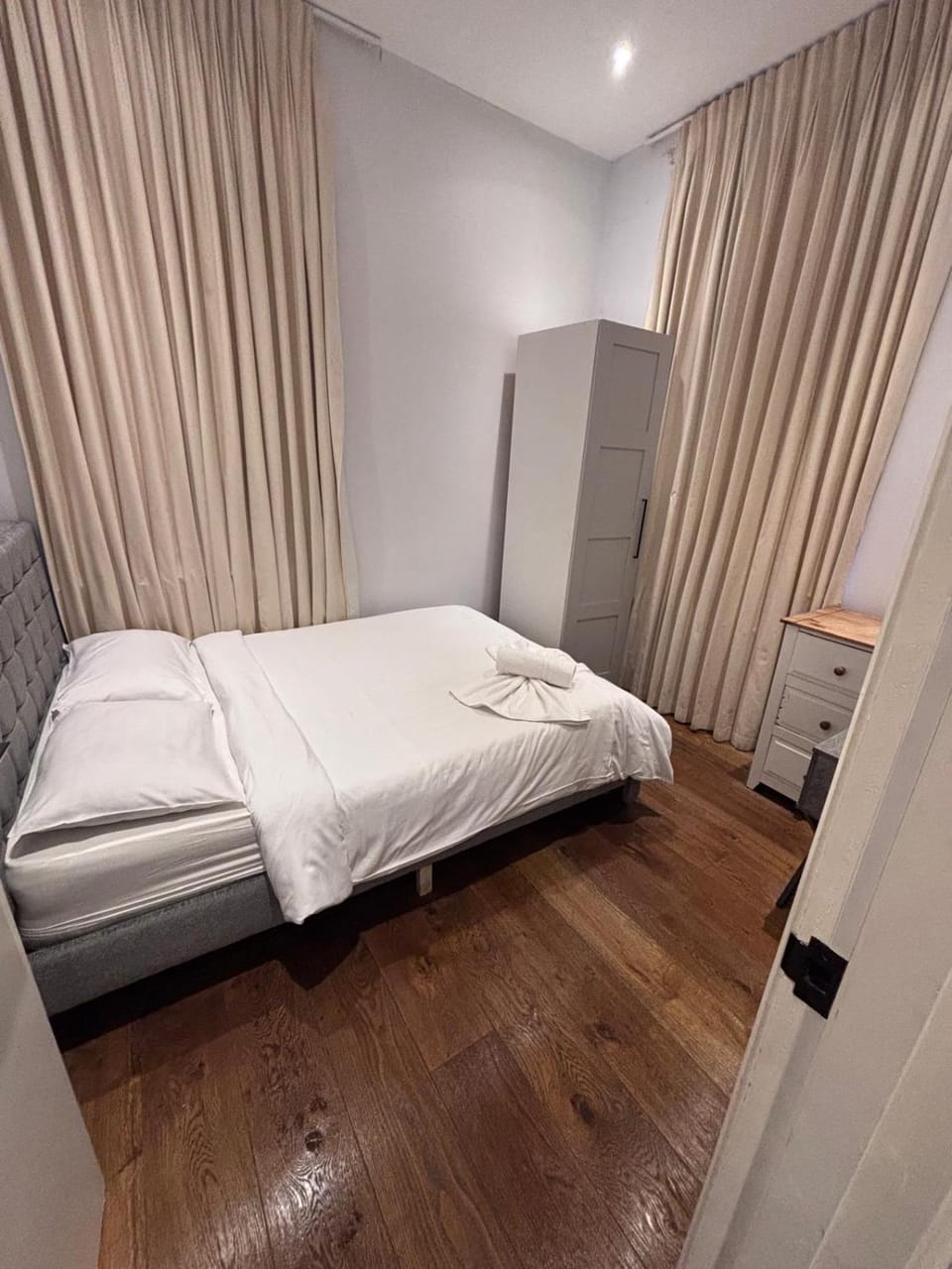 Flat 4 Sleep 8 on Vauxhall Bridge Road Apartment in City of Westminster