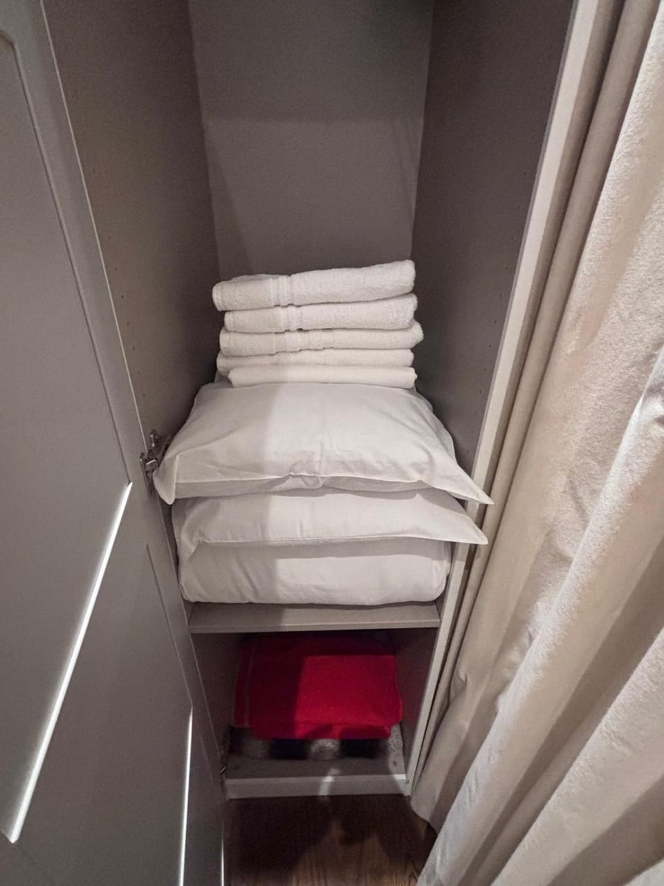 Flat 4 Sleep 8 on Vauxhall Bridge Road Apartment in City of Westminster