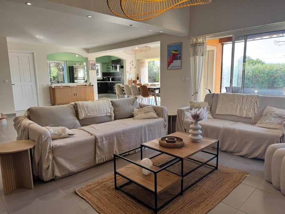 Villa St Cyprien - plage accessible à pied - piscine chauffée House in Zonza