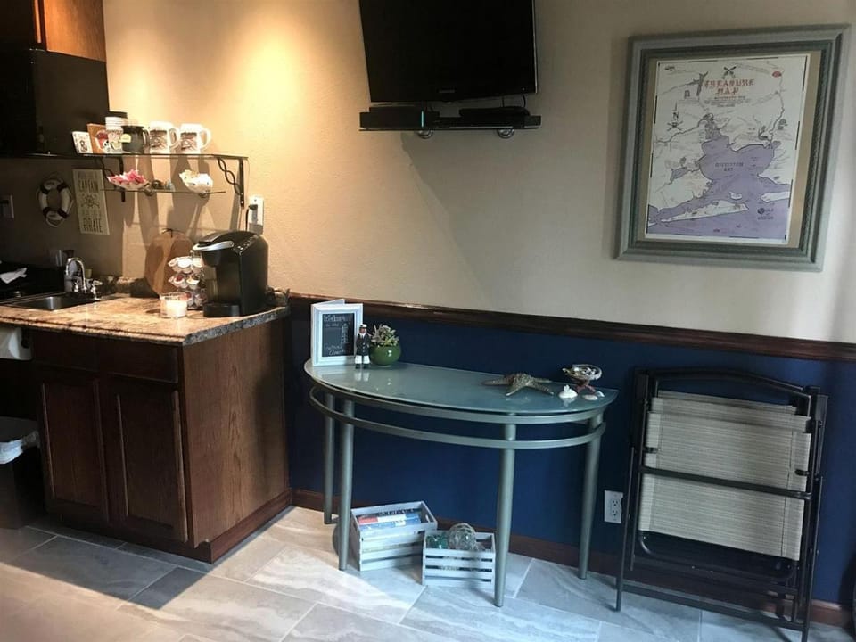Seafarer-Themed Escape with Kitchenette & Relaxing Lounge in Bacliff, Texas House in Bacliff