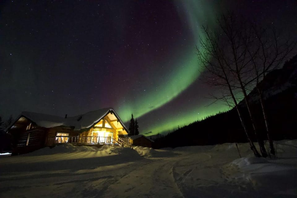 Scenic Luxury Lodge with 360° Mountain Views & Creekside Sauna Near Log Cabin Creek, Tok Alaska Cabin in Alaska