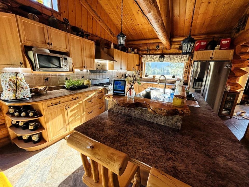 Scenic Luxury Lodge with 360° Mountain Views & Creekside Sauna Near Log Cabin Creek, Tok Alaska Cabin in Alaska