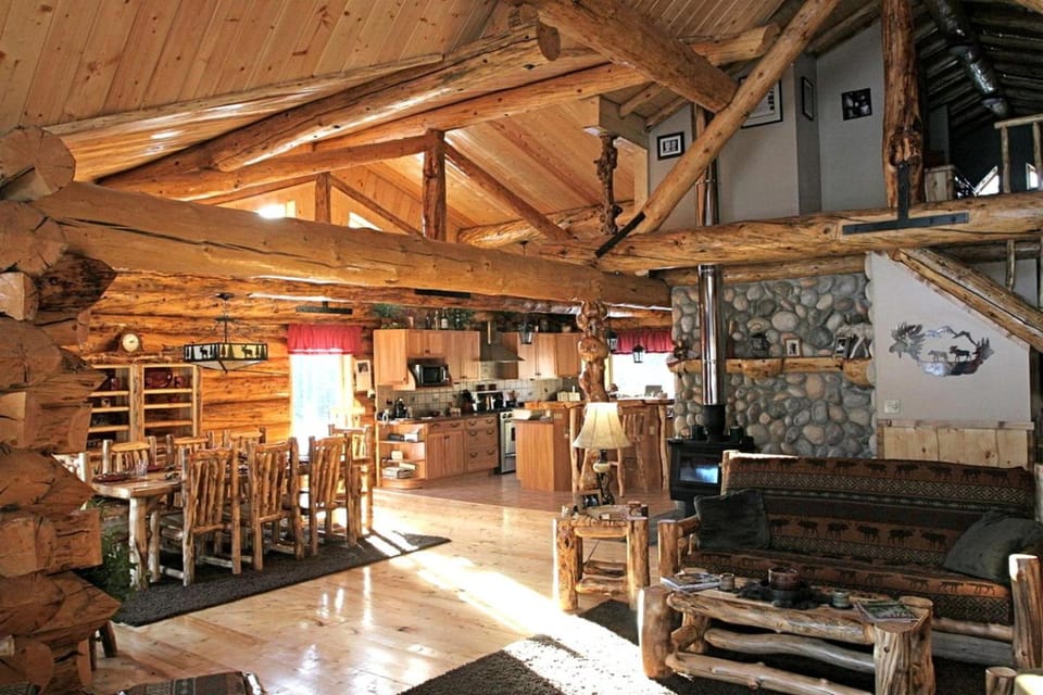 Scenic Luxury Lodge with 360° Mountain Views & Creekside Sauna Near Log Cabin Creek, Tok Alaska Cabin in Alaska