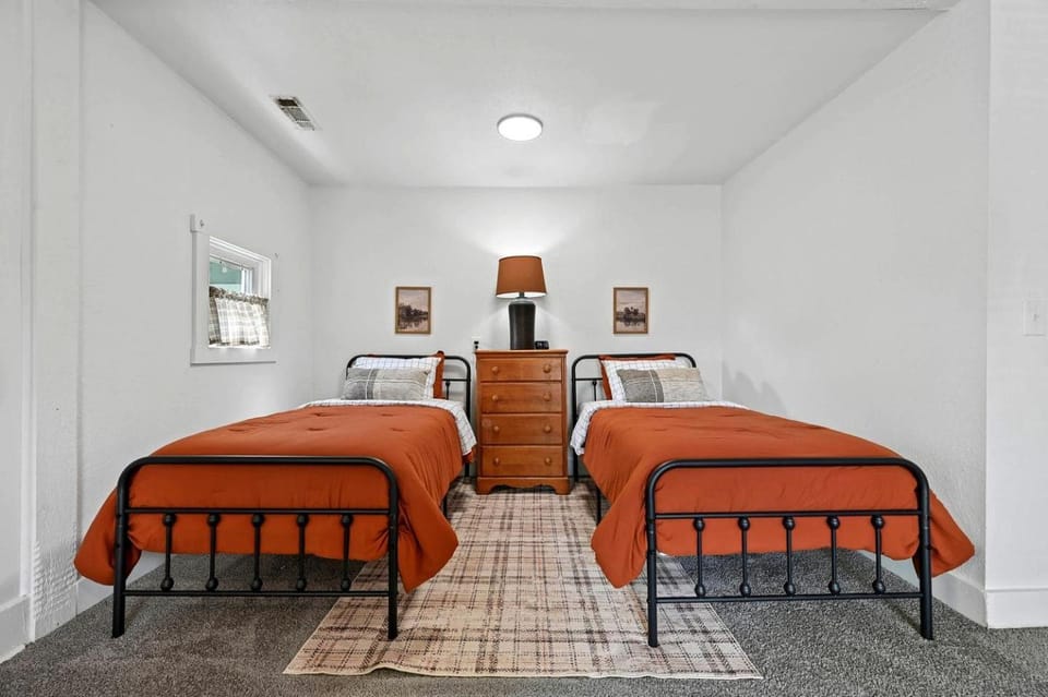 Cozy & Spacious Retreat with Fire Pit and Outdoor Lounge in Siloam Springs, Arkansas House in Siloam Springs