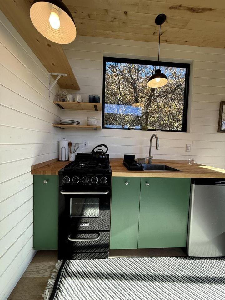 Serene Tiny House Retreat with Botanical Sanctuary & Mountain Views near Aspen, Basalt, Colorado House in Basalt