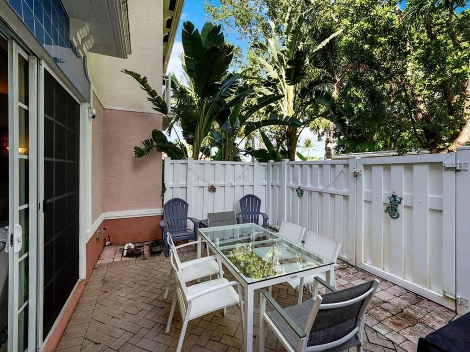 Modern Gated Townhouse with Heated Pool Access Near Beaches – Pompano Beach, Florida Villa in Pompano Beach