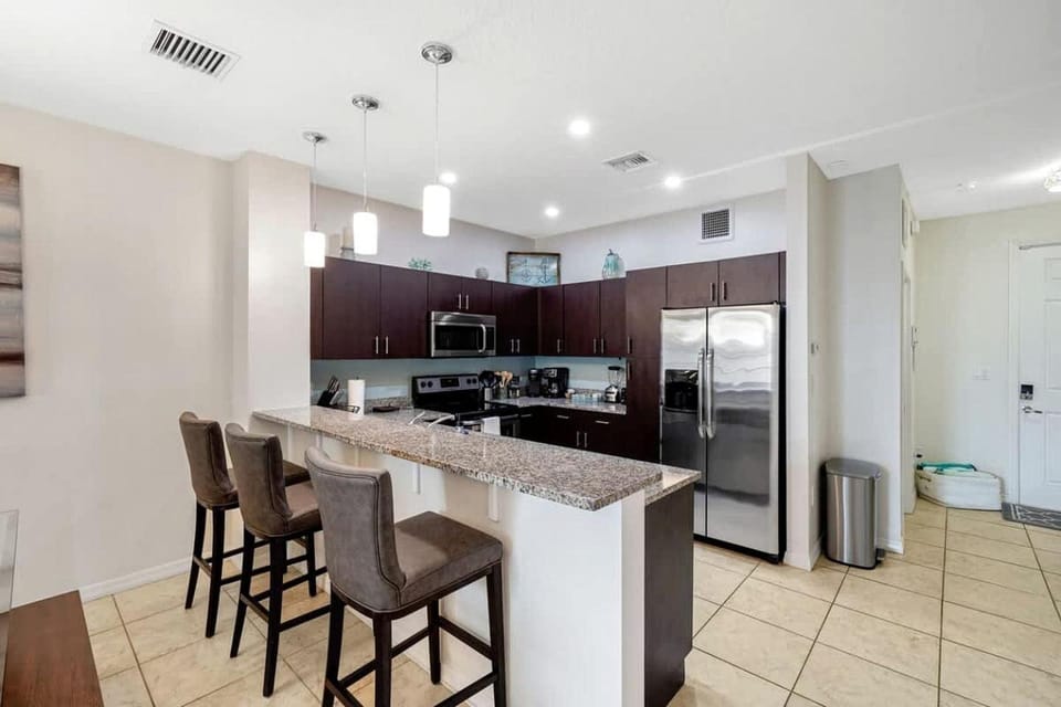 Modern Gated Townhouse with Heated Pool Access Near Beaches – Pompano Beach, Florida Villa in Pompano Beach