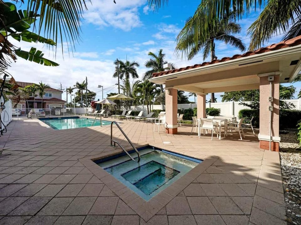 Modern Gated Townhouse with Heated Pool Access Near Beaches – Pompano Beach, Florida Villa in Pompano Beach