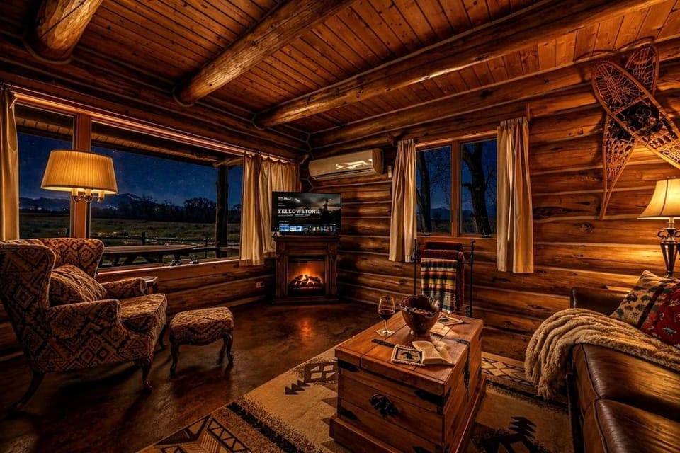 Classic Log Cabin Hideaway with Loft, Balcony & Fireplace in Buffalo, Wyoming Cabin in Buffalo
